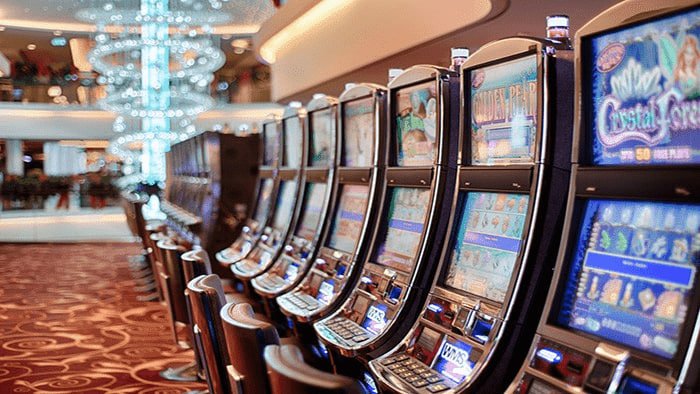 Dealer roulette langsung dengan roda fisik dan antarmuka taruhan digital di studio asialive88